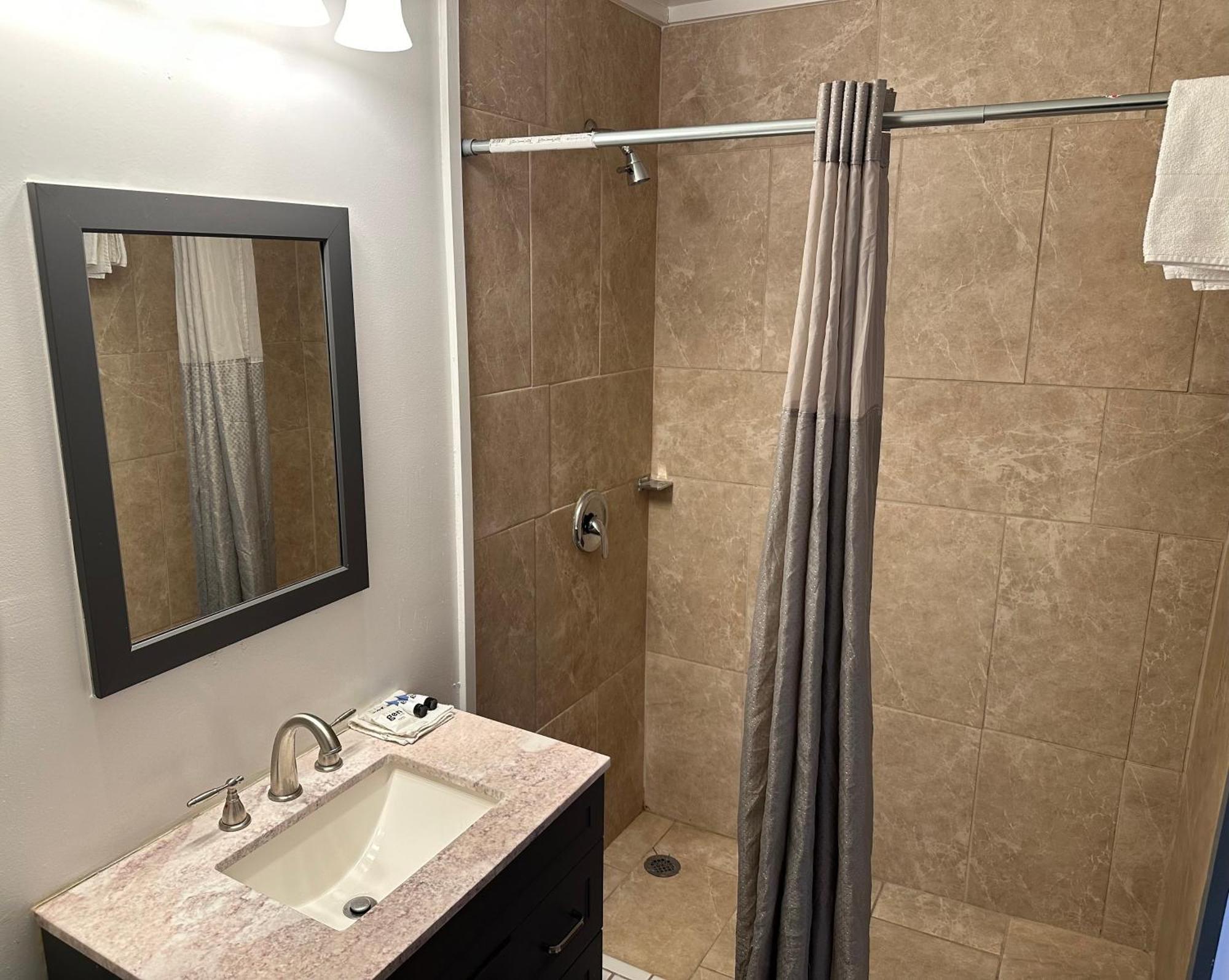 6 Mo Hotel