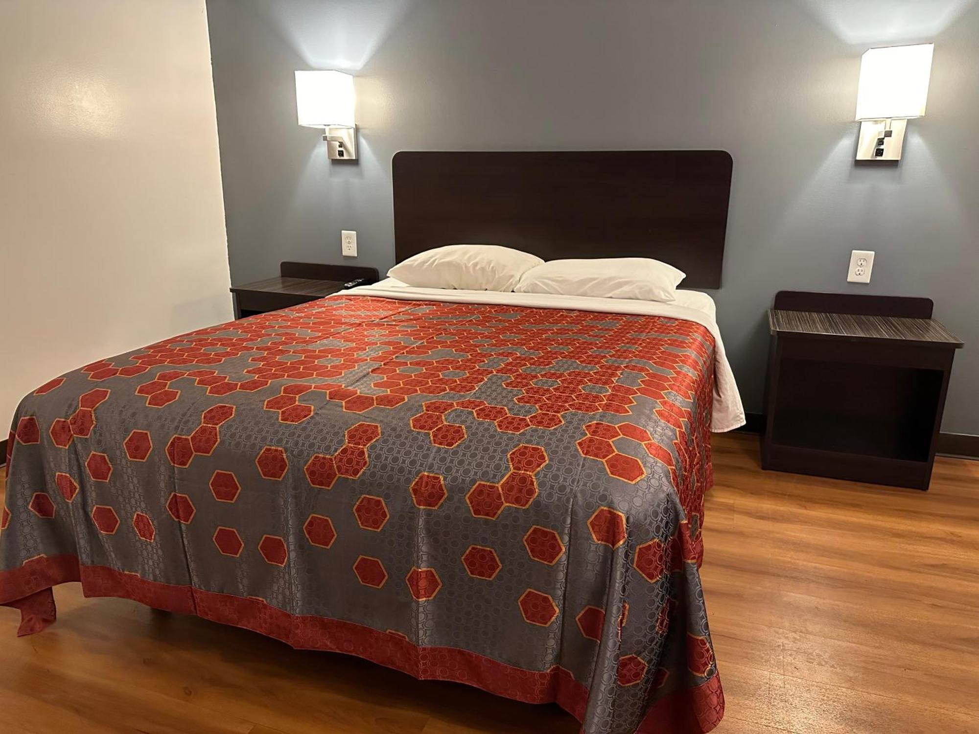 6 Mo Hotel