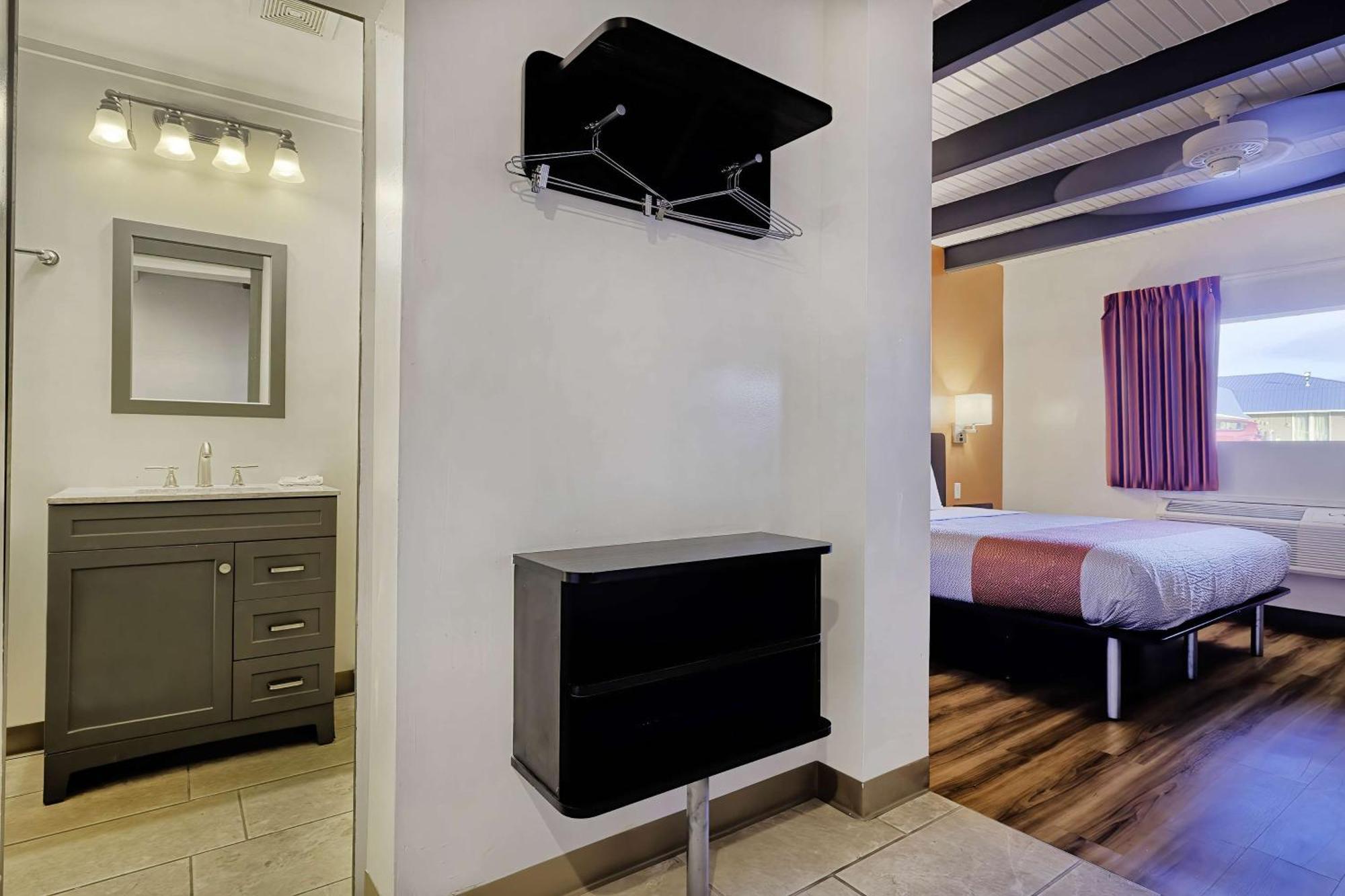 6 Mo Hotel
