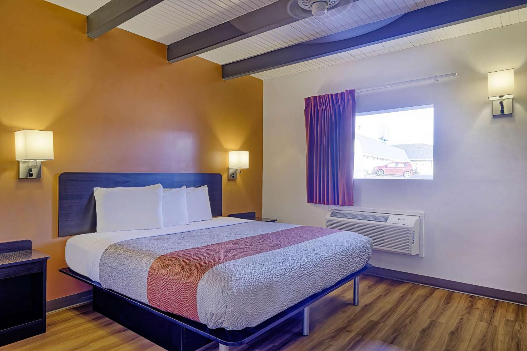 6 Mo Hotel 2*