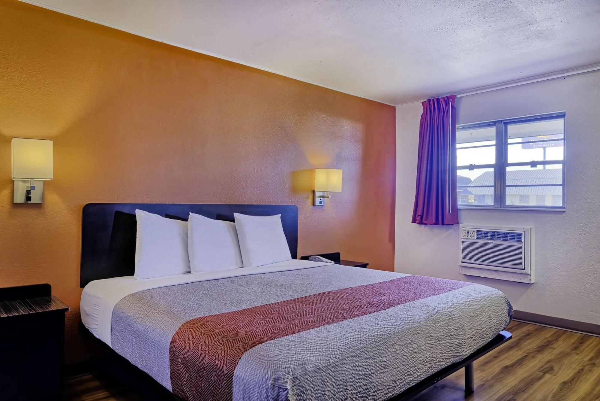 Hotel 6 Mo Sullivan