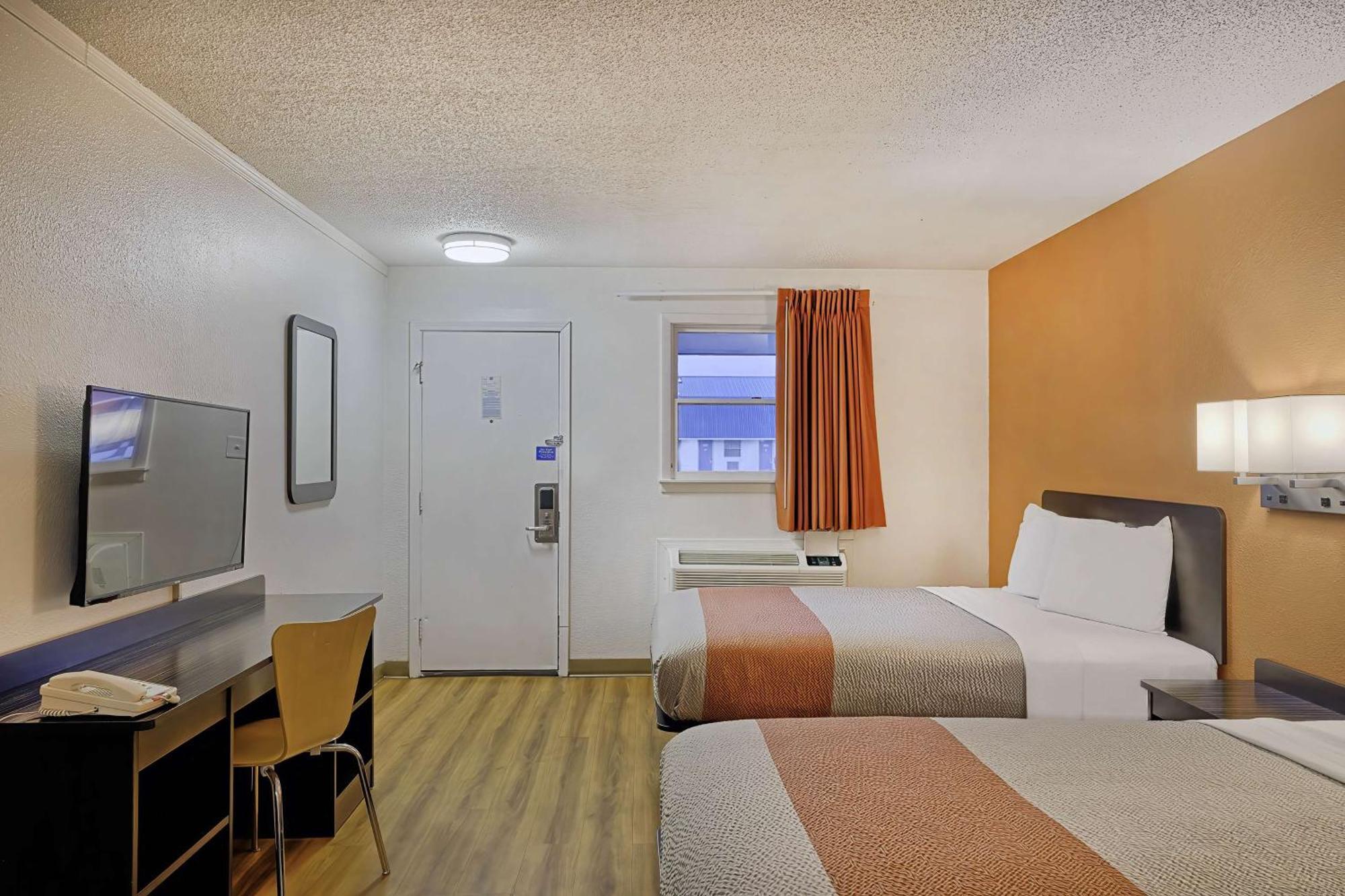 6 Mo Hotel 2*