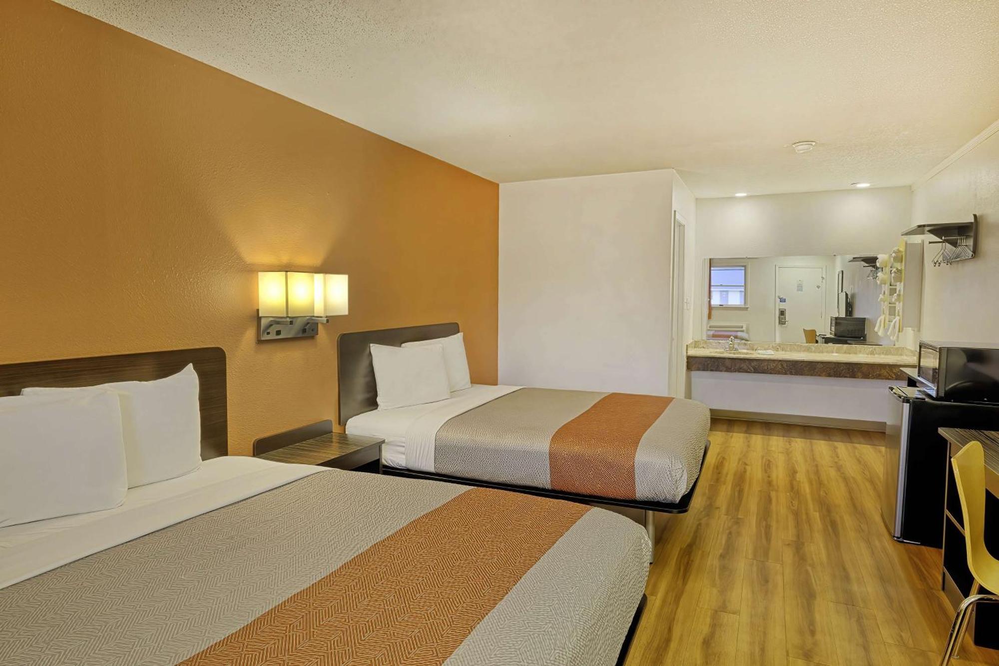 Hotel 6 Mo Sullivan